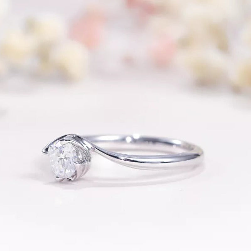 THE RICH CO - 0.5CT ROUND MOISSANITE BYPASS SOLITAIRE ENGAGEMENT RING