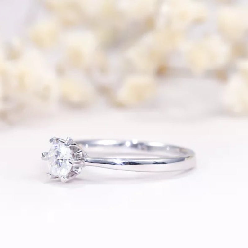 THE RICH CO - 0.5CT ROUND MOISSANITE ROUND SOLITAIRE ENGAGEMENT RING