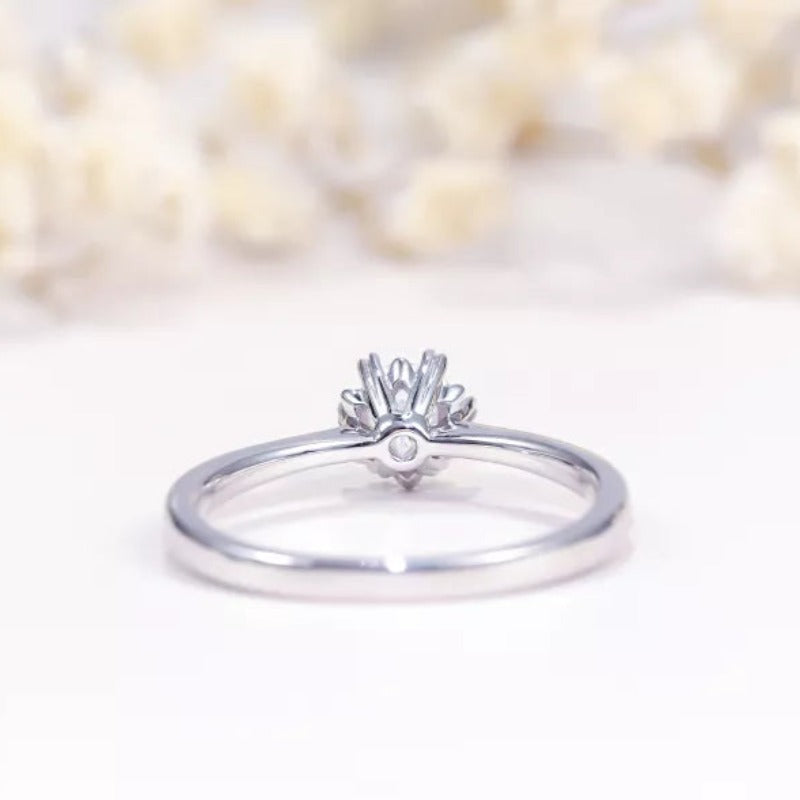 THE RICH CO - 0.5CT ROUND MOISSANITE ROUND SOLITAIRE ENGAGEMENT RING