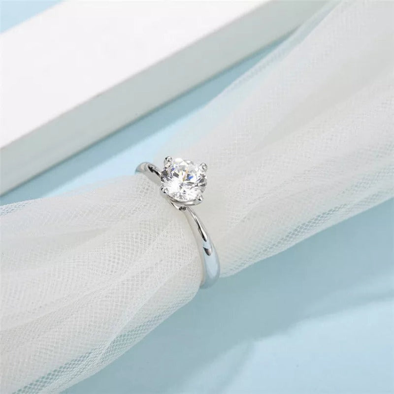 THE RICH CO - 1CT ROUND MOISSANITE SOLITAIRE SILVER ENGAGEMENT RING