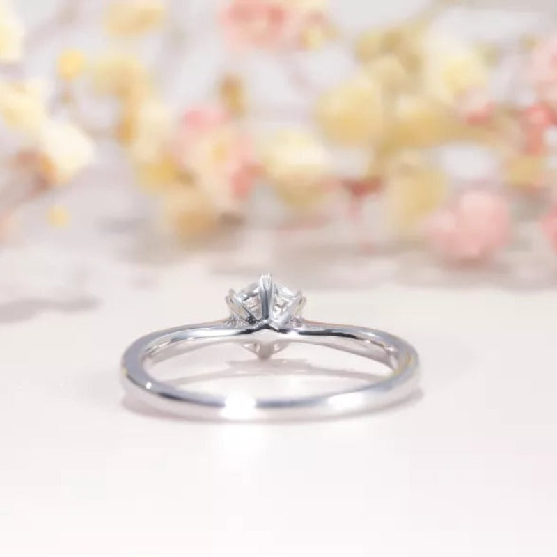 THE RICH CO - 0.5CT MOISSANITE ROUND SOLITAIRE RING